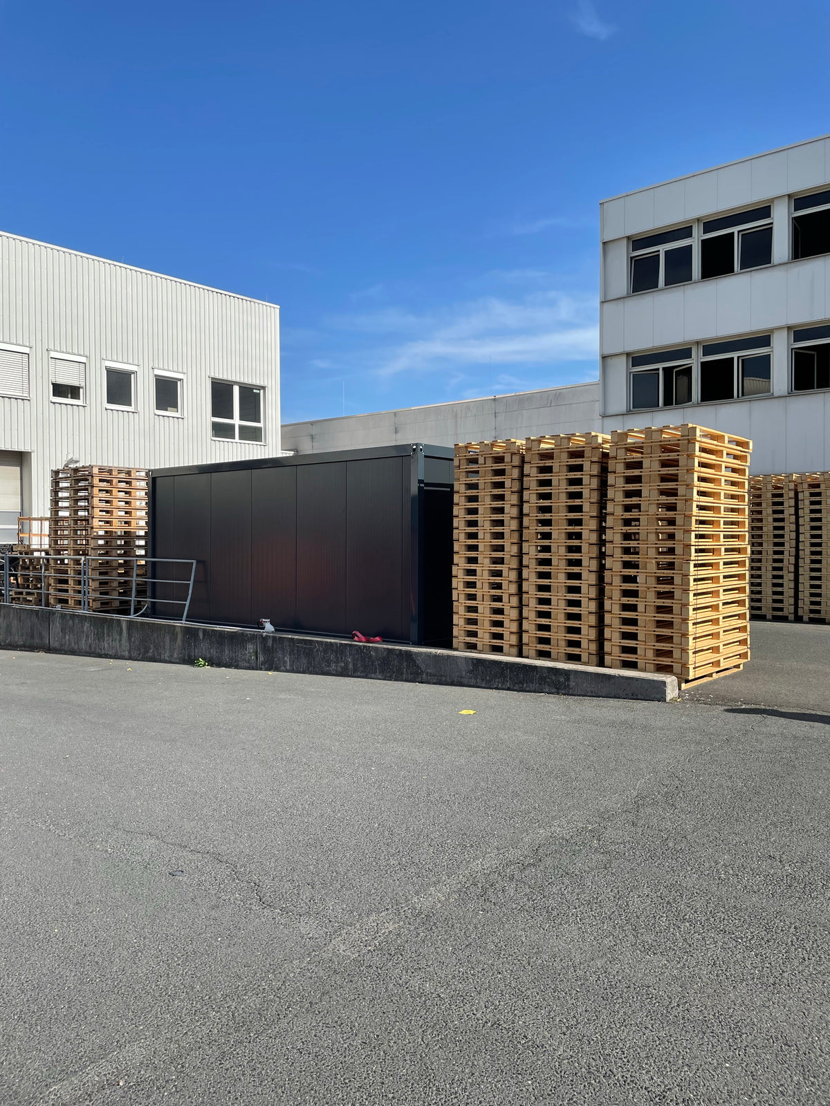 Die Abholstation befindet sich am schwarzen Container